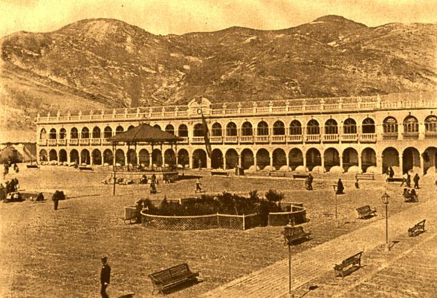 Plaza 10 de Febrero y el edificio de la Gobernación en los años ochenta