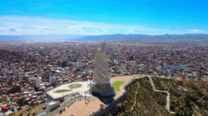 Virgen del Socavón, ubicada en el cerro Santa Bárbara de Oruro