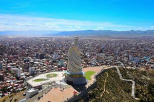Virgen del Socavón, ubicada en el cerro Santa Bárbara de Oruro