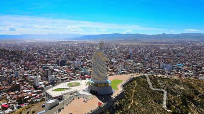 Virgen del Socavón, ubicada en el cerro Santa Bárbara de Oruro