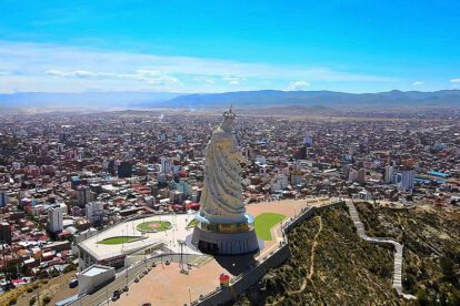 Virgen del Socavón, ubicada en el cerro Santa Bárbara de Oruro