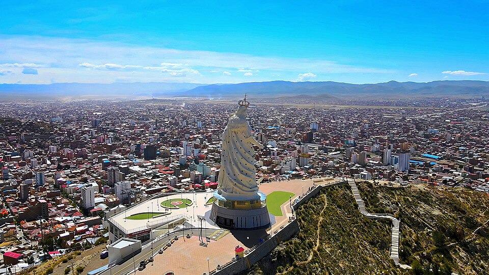 Virgen del Socavón, ubicada en el cerro Santa Bárbara de Oruro