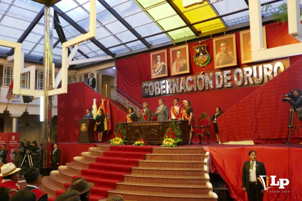 Solemne Sesión de Honor en el hall de la Gobernación de Oruro por su Bicentenario