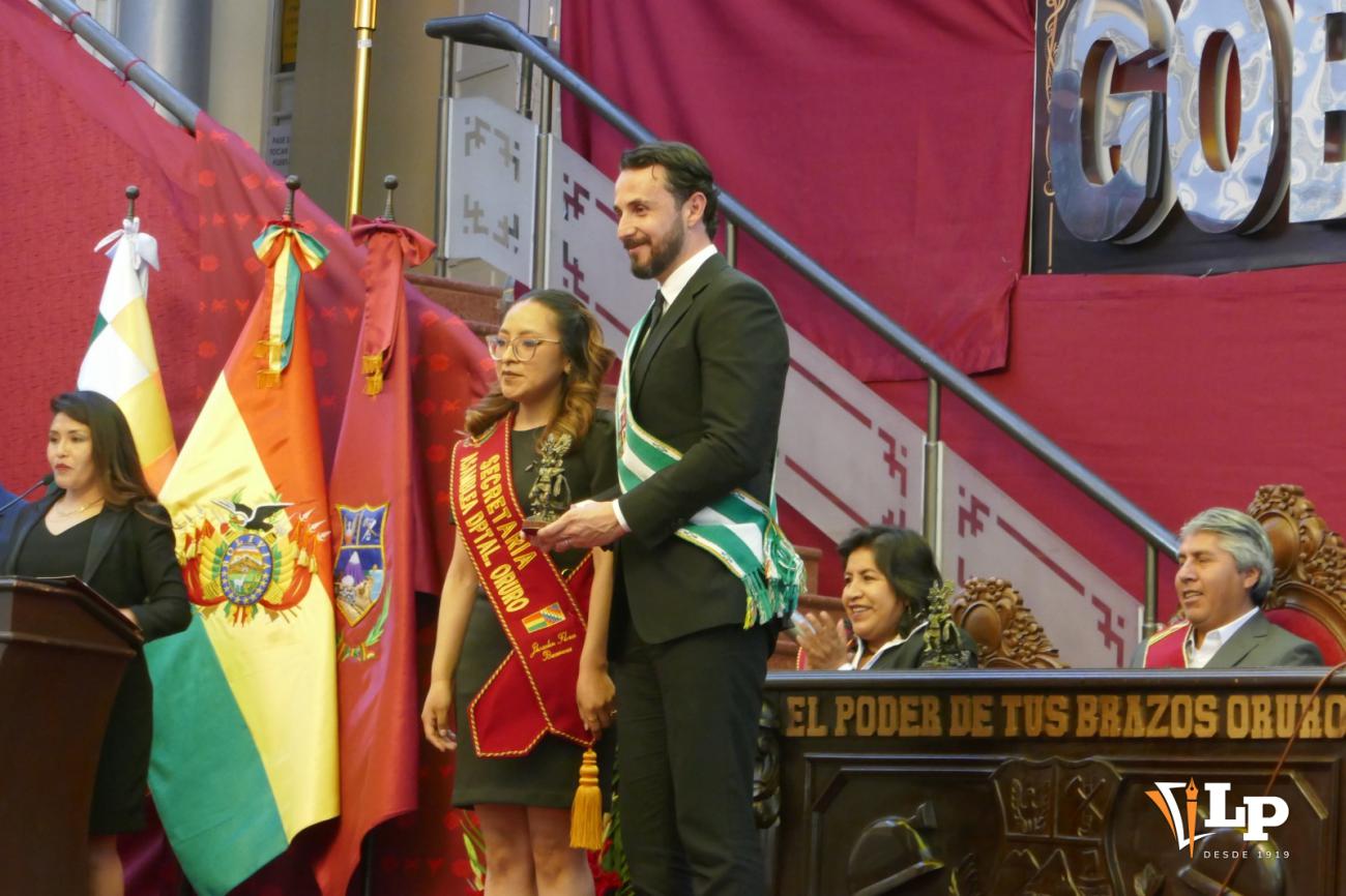 Juan Pablo Velasco, gobernador del departamento de Santa Cruz recibió un reconocimiento