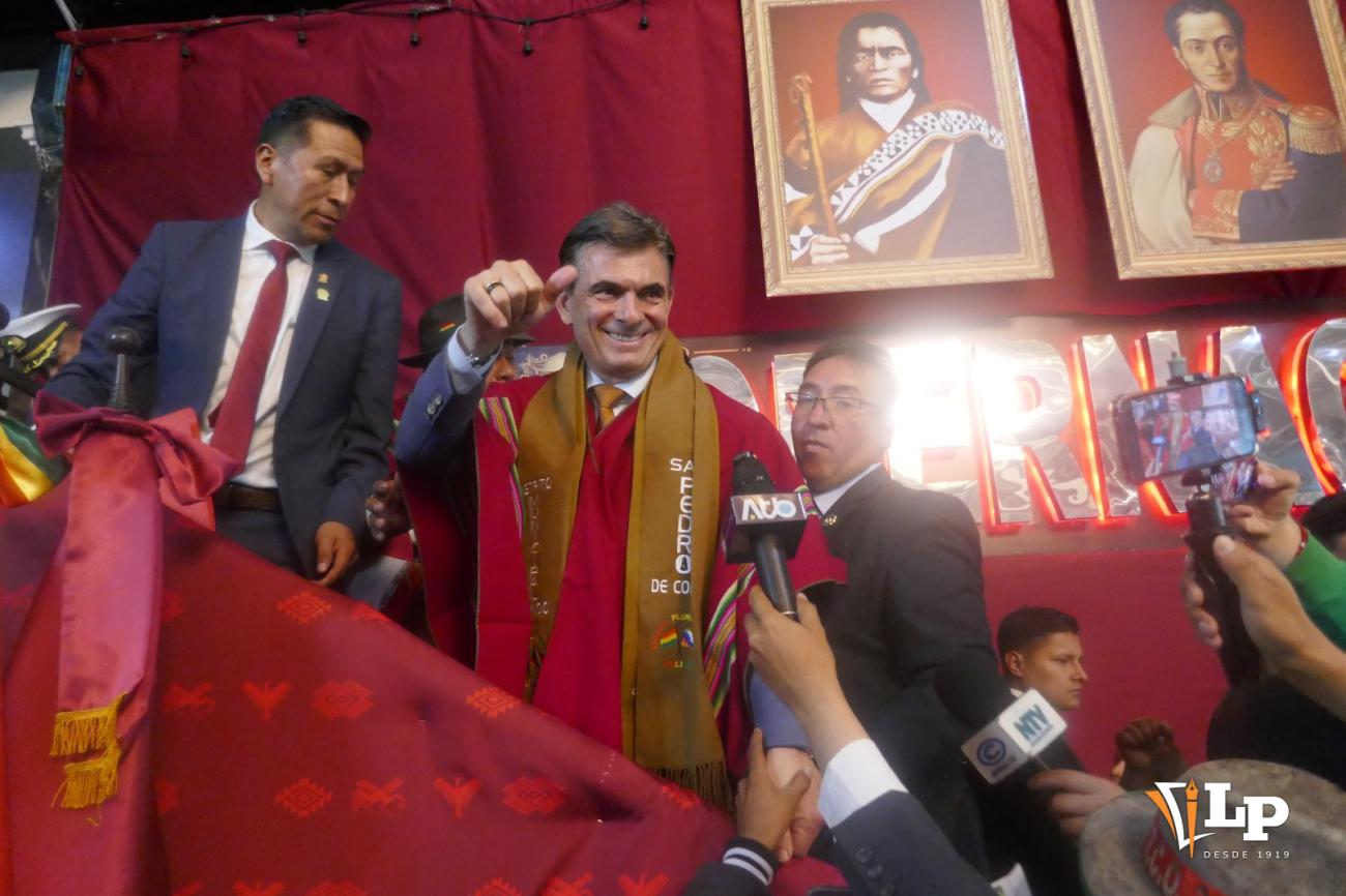 El primer mandatario saluda efusivamente a los medios de comunicación