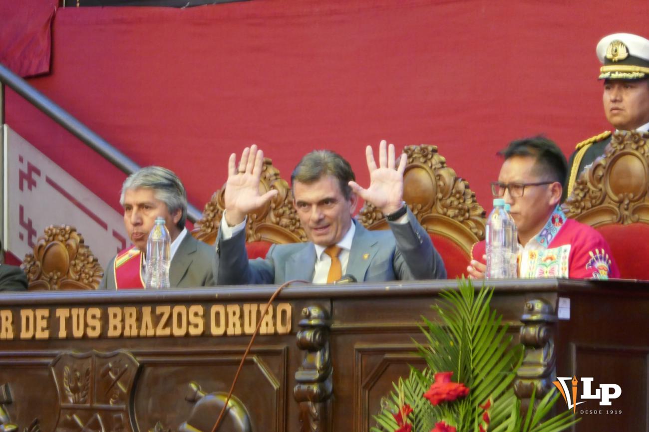 El Presidente Rodrigo Paz  saluda a todos los presentes