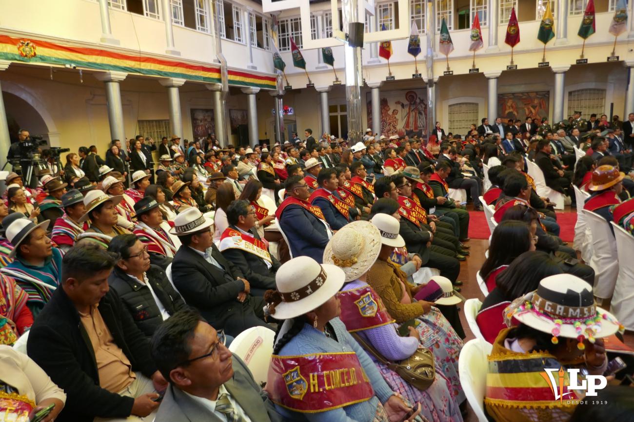 Gran asistencia de autoridades locales, originarias y ciudadanos en el hall de la Gobernación