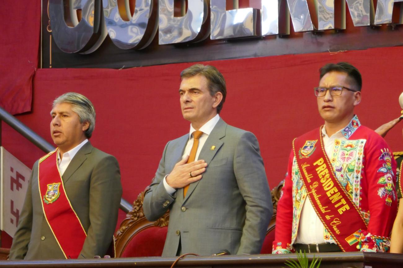 El presidente Rodrigo Paz Pereira junto a autoridades departamentales durante los actos oficiales