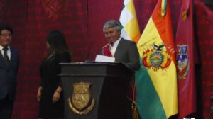 El gobernador Edgar Sánchez Aguirre durante su intervención en la Sesión de Honor por el Bicentenario de Oruro