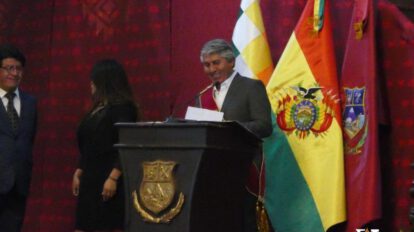 El gobernador Edgar Sánchez Aguirre durante su intervención en la Sesión de Honor por el Bicentenario de Oruro