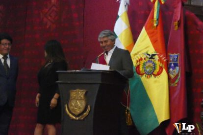 El gobernador Edgar Sánchez Aguirre durante su intervención en la Sesión de Honor por el Bicentenario de Oruro