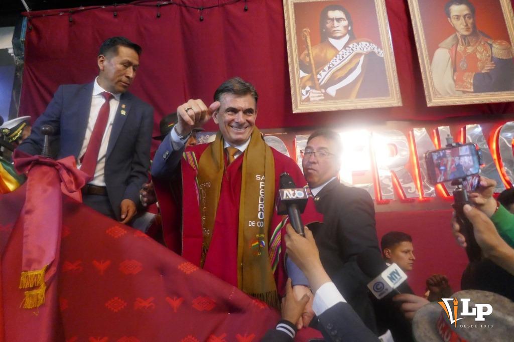 El Presidente Rodrigo Paz Pereira saluda a los asistentes