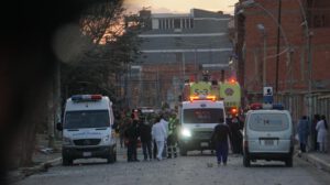 Vehículos de emergencia y personal militar y médico atienden la escena tras una fuerte explosión