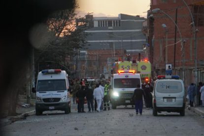Vehículos de emergencia y personal militar y médico atienden la escena tras una fuerte explosión