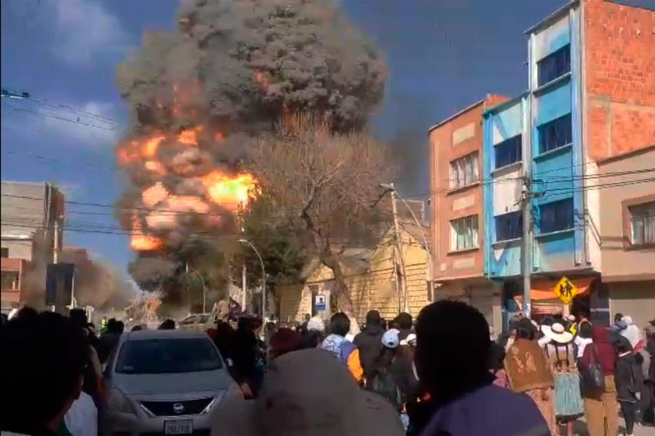 Una gran columna de fuego y humo se eleva tras la explosión