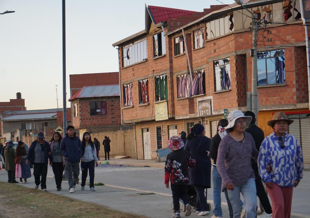 Daños visibles en edificios residenciales cercanos al lugar de la explosión