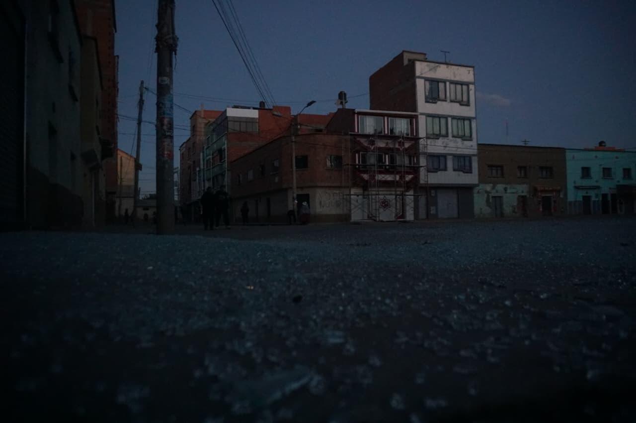 Calles de Viacha cubiertas de vidrios rotos tras la explosión