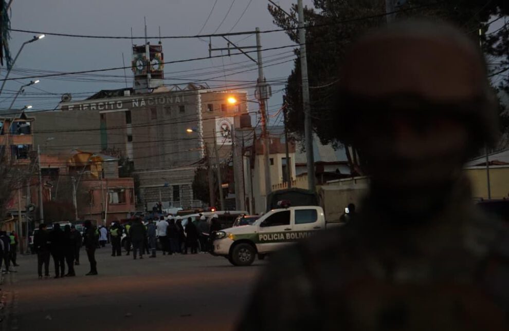 Presencia policial y de seguridad en las inmediaciones del regimiento militar afectado