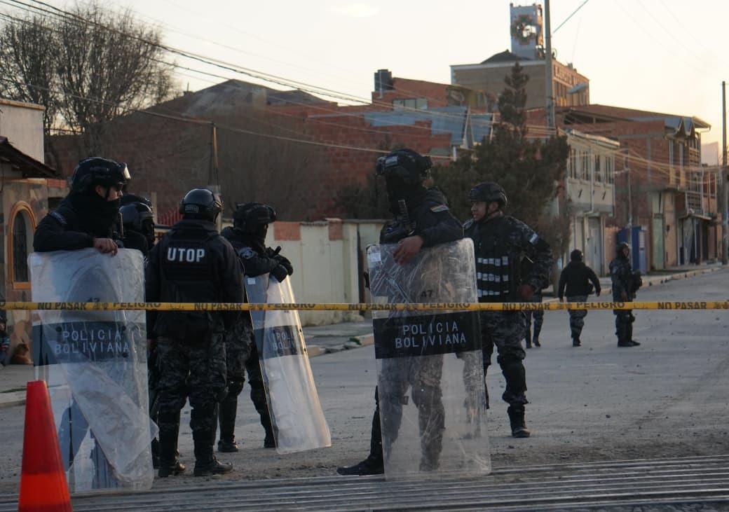 Uniformados de la Policía Boliviana resguardan la zona con el perímetro acordonado