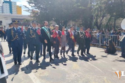 desfile por el bicentenario de Oruro