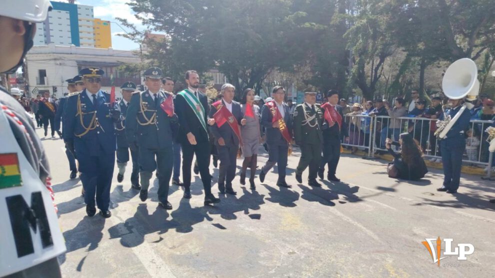 desfile por el bicentenario de Oruro