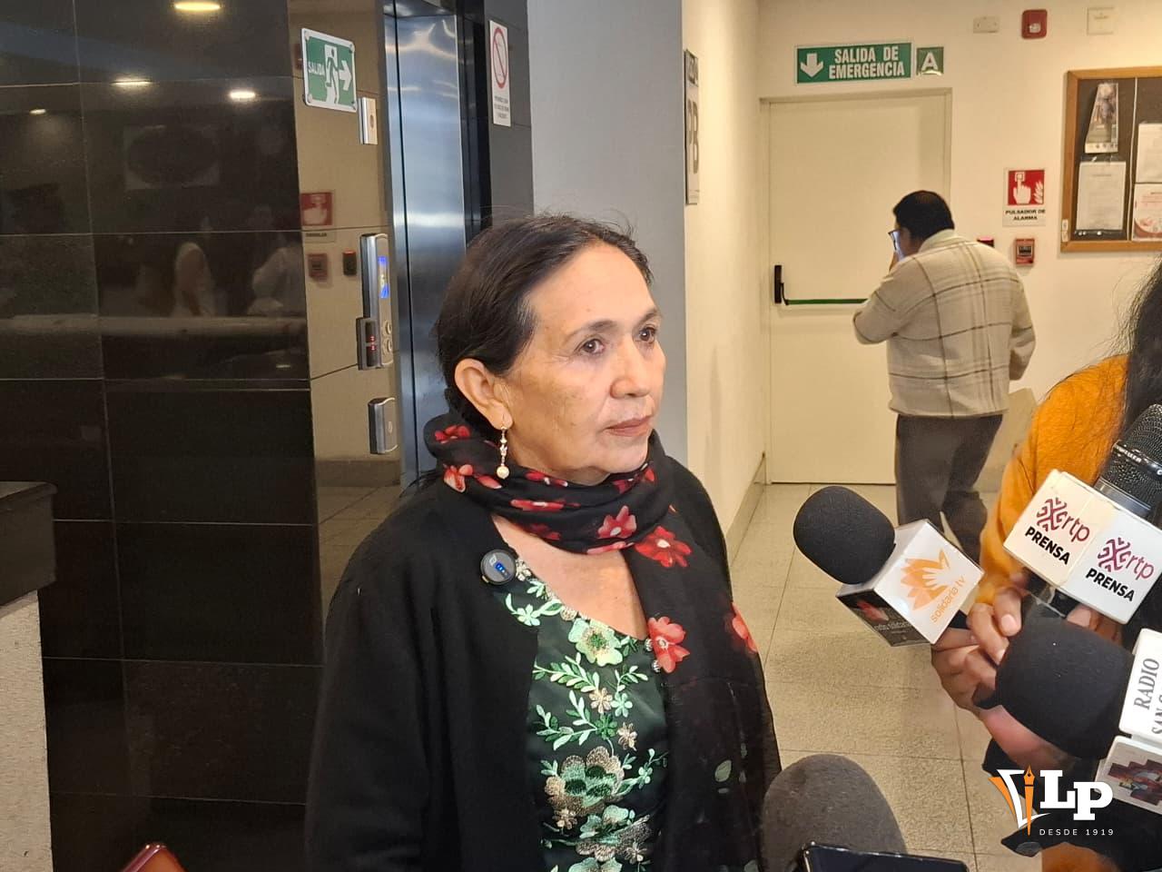 La senadora Yarhui en conferencia de prensa