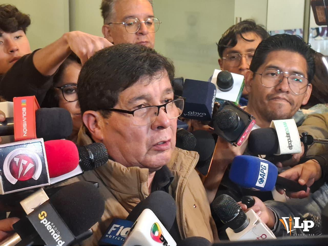 El senador Sánchez en conferencia de prensa