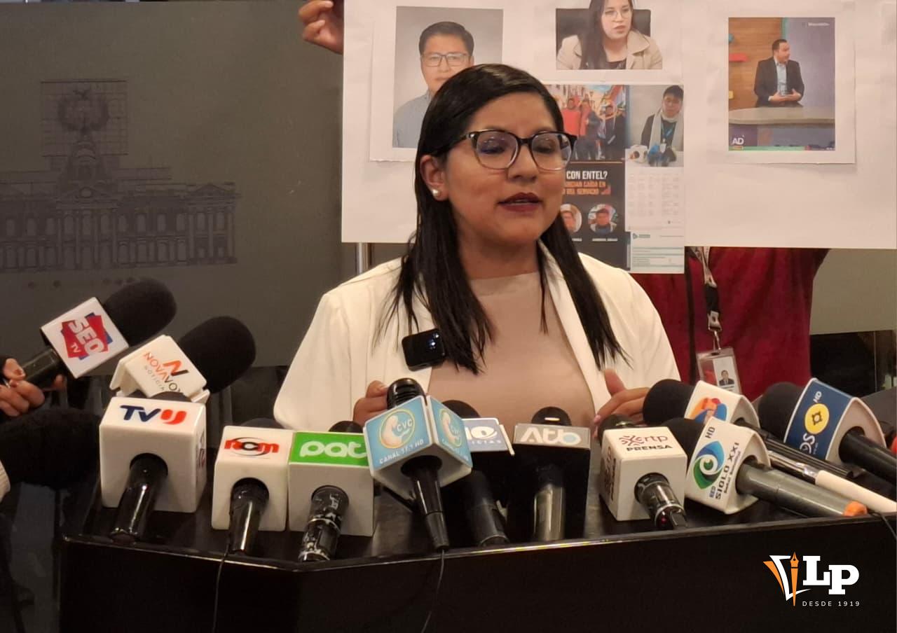 La diputada Claros en conferencia de prensa