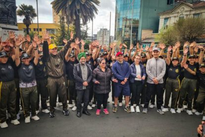 Autoridades, cadetes y población en general hicieron ejercicio en la Plaza del Estudiante