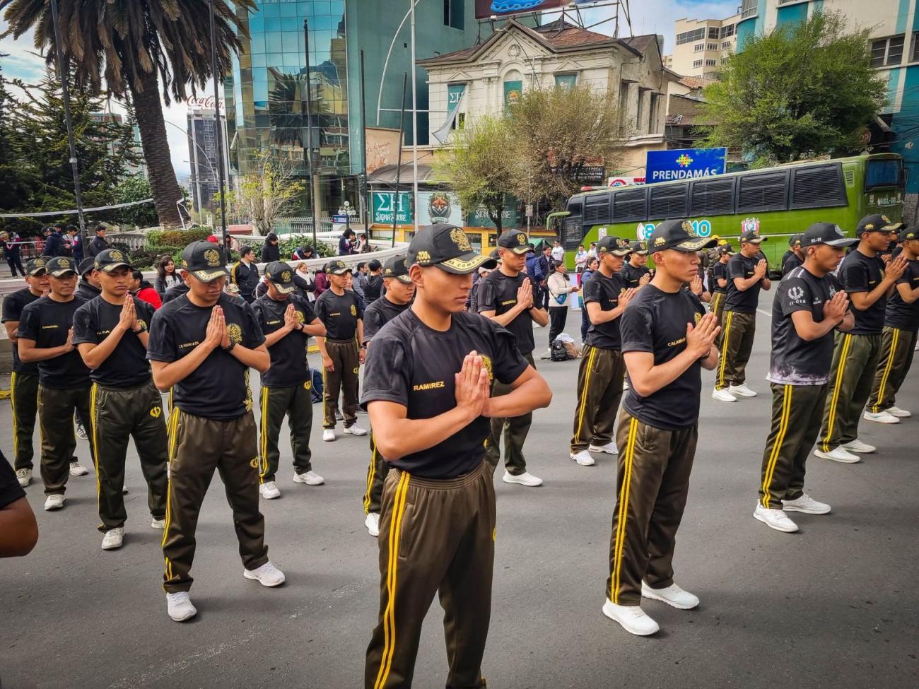 Cadetes de la Anapol protagonizaron la actividad en la Plaza del Estudiante