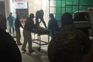 Personal de rescate auxiliando a una persona
