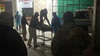 Personal de rescate auxiliando a una persona