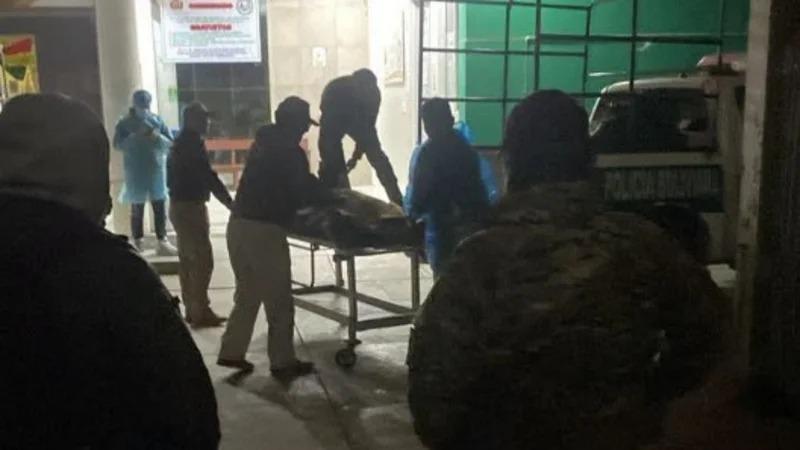 Personal de rescate auxiliando a una persona