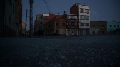 Calles de Viacha cubiertas de vidrios rotos tras la explosión