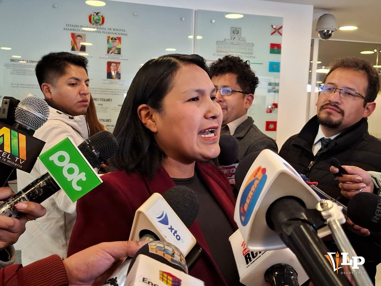 La senadora Pachacute en conferencia de prensa