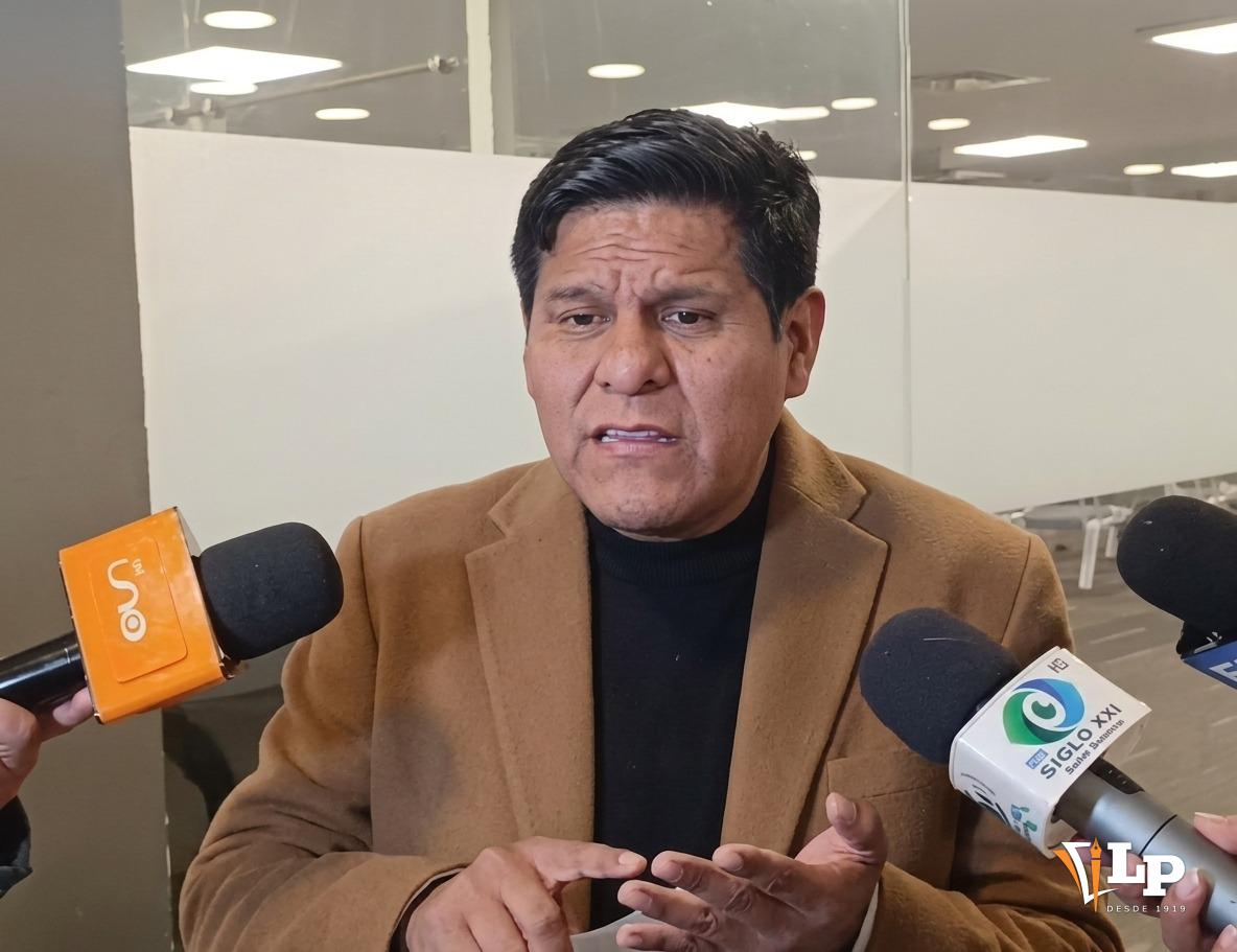 El diputado Pacheco en conferencia de prensa