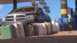 un vehiculo con vidones de gasolina
