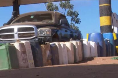un vehiculo con vidones de gasolina
