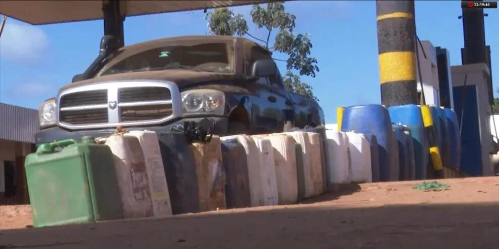 un vehiculo con vidones de gasolina