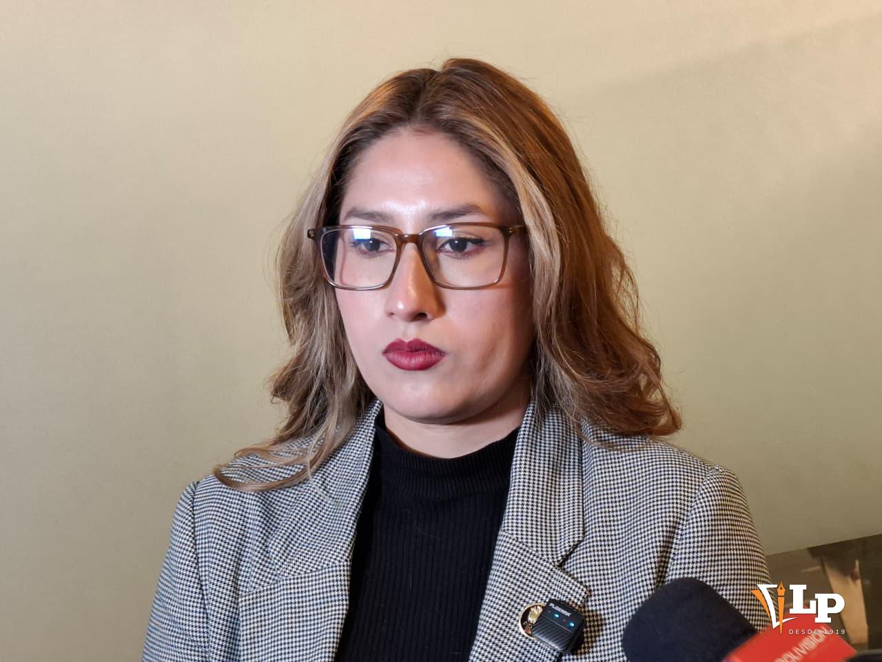 La diputada Rocha en conferencia de prensa