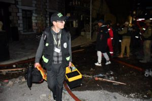 Personal de la Fiscalía y forenses realizando labores de recolección