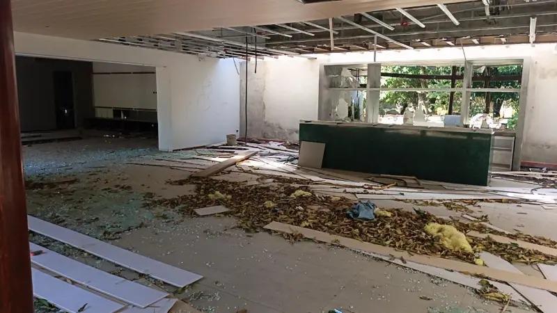 Interior de la propiedad incautada, mostrando el estado de desmantelamiento