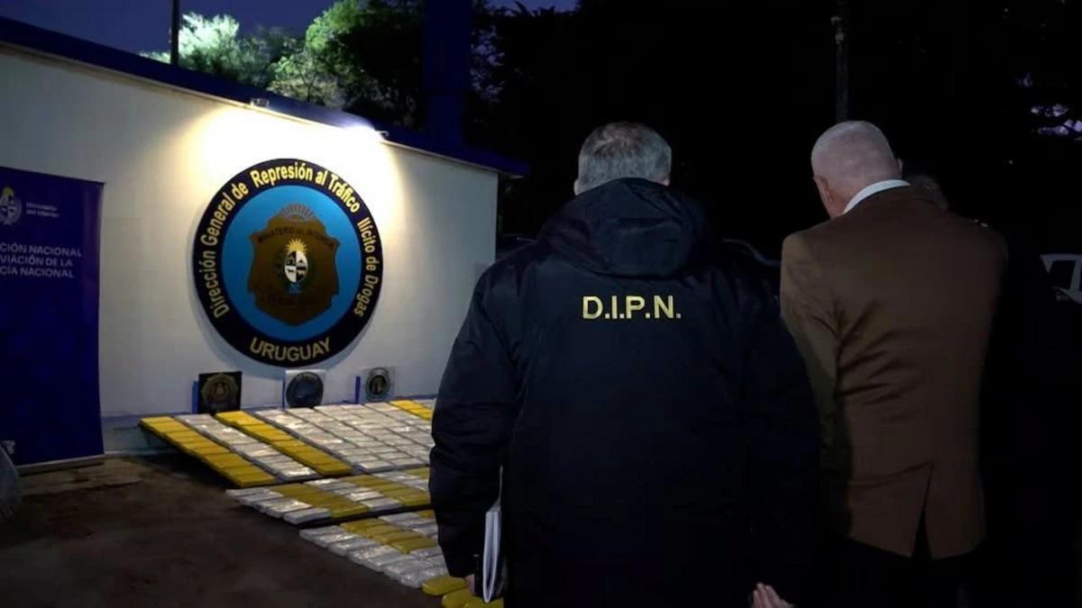 Presentación de la droga decomisada en las instalaciones de la Dirección General de Represión al Tráfico Ilícito de Drogas en Uruguay