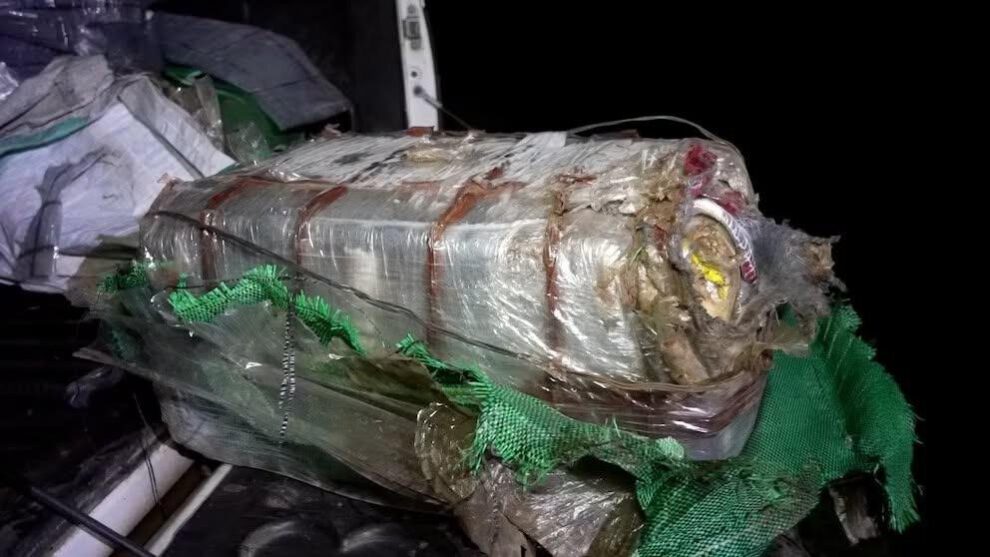 Detalle de uno de los bultos con droga incautados tras el operativo en Artigas