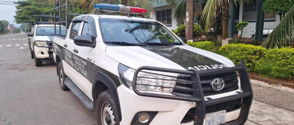 una camioneta patrullera de la Policía Boliviana