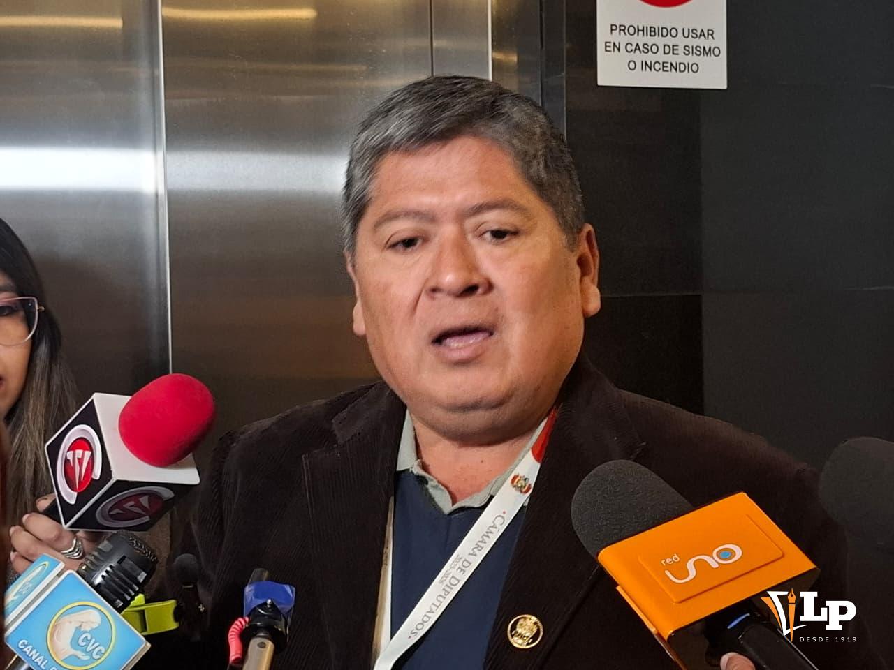 El diputado Pantaleón en conferencia de prensa