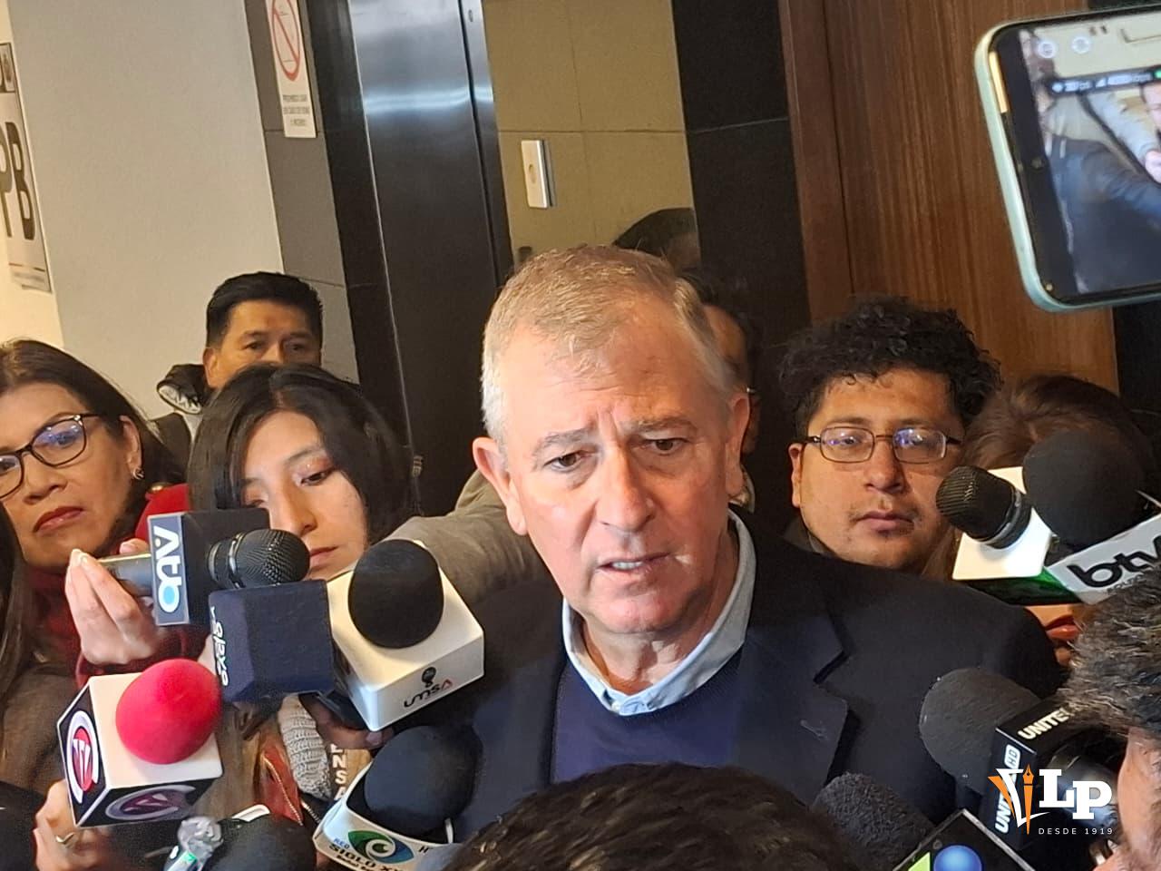 El senador Marinkovic en conferencia de prensa