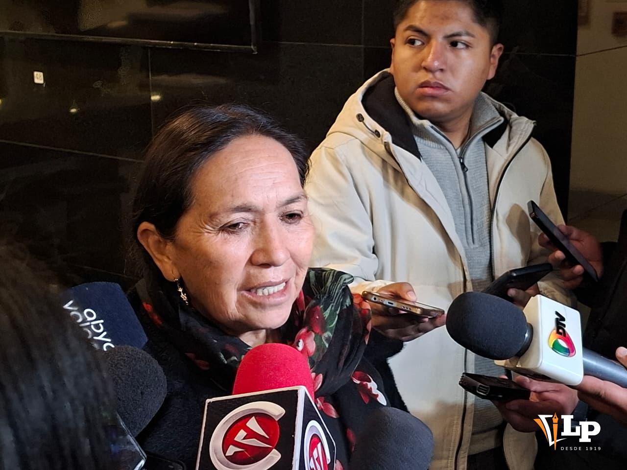 La senadora Yarhui en conferencia de prensa