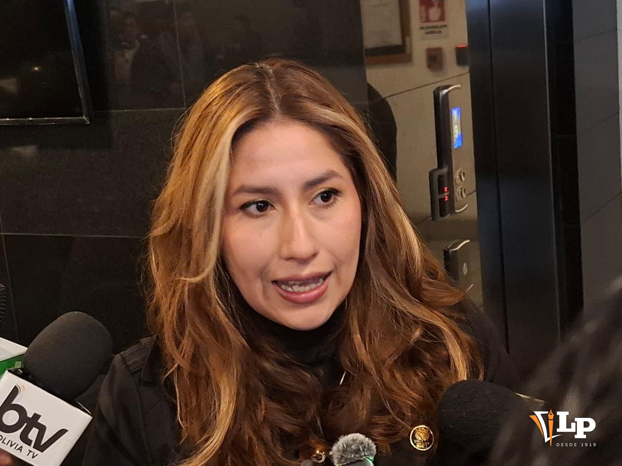 La diputada Rocha en conferencia de prensa