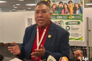 El diputado Camacho en conferencia de prensa